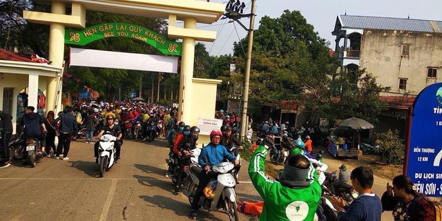 Hàng nghìn người đổ về ngắm hoa dã quỳ, Ba Vì “thất thủ” ngày cuối tuần - 13 Nhiều người có mặt tại cổng từ sáng nhưng xếp hàng đến trưa vẫn chưa thể mua được vé. Ảnh Facebook Anonymous