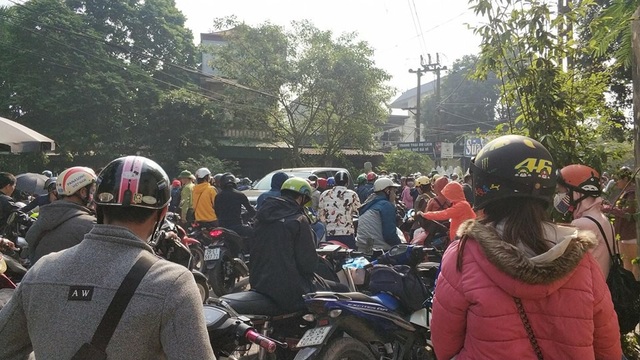 Hàng nghìn người đổ về ngắm hoa dã quỳ, Ba Vì “thất thủ” ngày cuối tuần - 2 Lượng người đông khiến nơi đây thường xuyên xảy ra tình trạng đông đúc, ùn ứ đặc biệt là dịp cuối tuần. Facebook Bùi Nghĩa