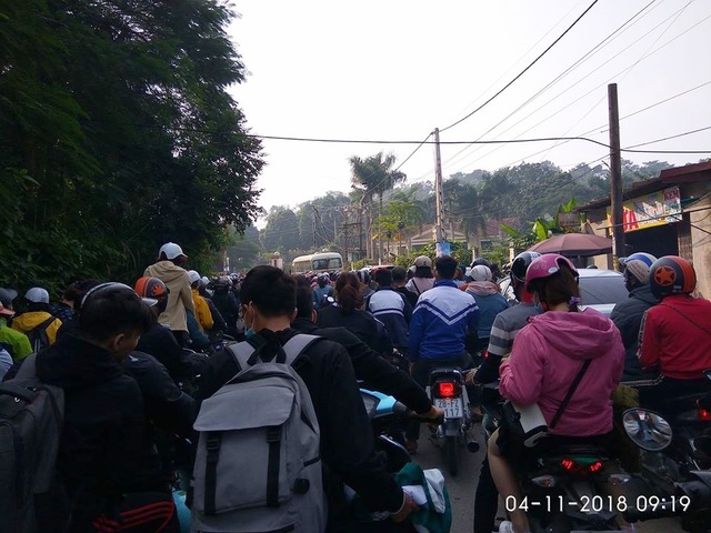 Hàng nghìn người đổ về ngắm hoa dã quỳ, Ba Vì “thất thủ” ngày cuối tuần - 5 Anh Quang, 24 tuổi (Hà Nội) cho biết, anh mất gần 2 tiếng để vượt qua điểm ùn tắc dài khoảng 1,5km. “Dù chuẩn bị tâm lý là đông nhưng không ngờ lại đông như thế, đoạn đường dẫn vào Vườn Quốc gia ùn tắc kéo dài, các phương tiện xếp hàng di chuyển rất khó khăn. Việc xếp hàng mua vé cũng mất hàng tiếng đồng hồ mới đến lượt, rất vất vả”, anh Quang nói. Ảnh: Facebook Mạnh Cường