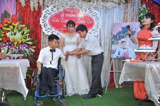Cô gái Bình Dương “trốn nhà” ra Bắc lấy người chồng ngồi xe lăn - 6 Giây phút Tạo với dáng người nhỏ bé, được người thân đẩy xe lăn lên lễ đài trao nhẫn cho cô dâu khiến nhiều người có mặt lặng đi vì xúc động