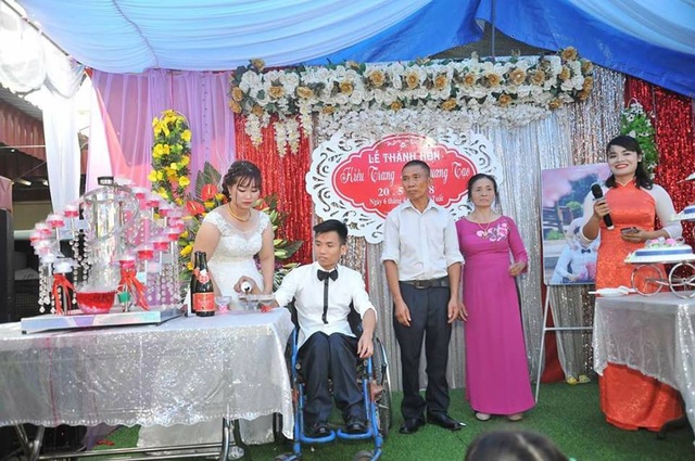 Cô gái Bình Dương “trốn nhà” ra Bắc lấy người chồng ngồi xe lăn - 5 Tháng 5/2018 vừa qua, đám cưới của cả hai đã được tổ chức tại nhà trai Bắc Giang.