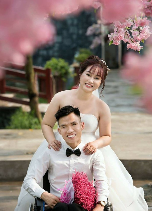 Cô gái Bình Dương “trốn nhà” ra Bắc lấy người chồng ngồi xe lăn - 2 Cả hai quen nhau qua mạng khi cùng bán hàng online cho một hệ thống phân phối sản phẩm