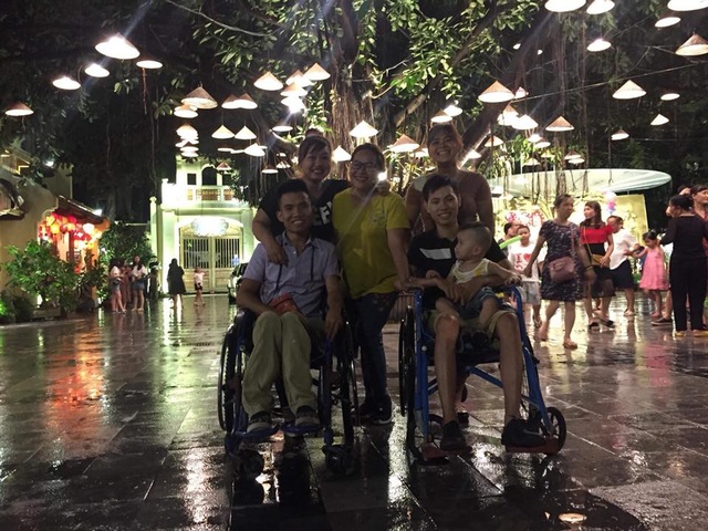 Cô gái Bình Dương “trốn nhà” ra Bắc lấy người chồng ngồi xe lăn - 7 Trang và Tạo hạnh phúc bên cạnh những người bạn thân