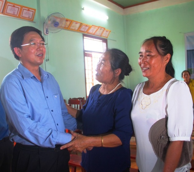 Dự án điện mặt trời: Làm kinh tế không đánh đổi môi trường - 3 Chủ tịch UBND tỉnh Bình Định Hồ Quốc Dũng chia sẻ với người dân.
