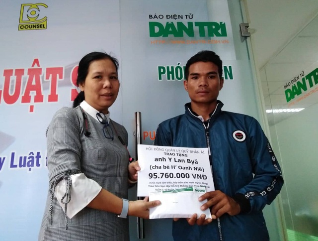 Hơn 95 triệu đồng đến với bé H’ Oanh - 1 Nhà báo Lý Thị Toàn Thắng – Trưởng Văn phòng đại diện báo Dân trí tại TPHCM, trao quà bạn đọc đến cho gia đình anh Y Lan Byă