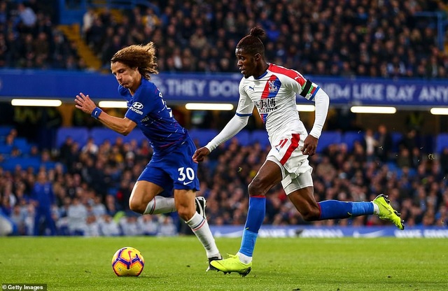 Morata thăng hoa đưa Chelsea lên vị trí nhì bảng - 3
Pha tranh bóng giữa Luiz và Zaha
