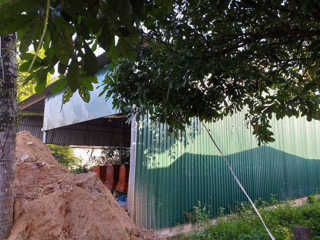 Trại hòm đặt sai vị trí bị dân làng ném chất bẩn được di dời - 2 Trại hòm Trung Nguyên đặt sát cổng làng Phước Hưng cạnh Quốc lộ 1A