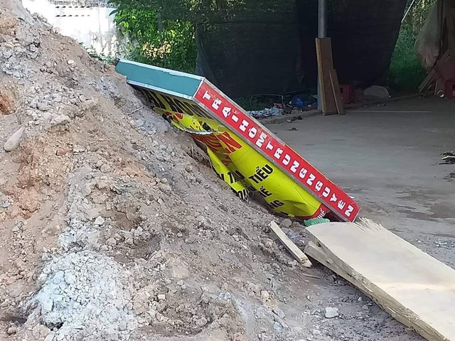 Trại hòm đặt sai vị trí bị dân làng ném chất bẩn được di dời - 5 Hiện tại trại hòm đã di dời (ảnh: T.M)