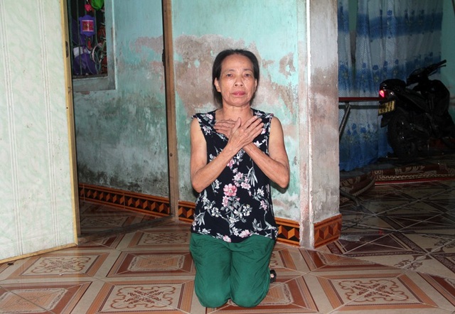 Xót xa vợ chồng trẻ sinh đôi hai bé gái thì "một bé mất, một bé nguy kịch" - 5 Đang kể về tình cảnh của gia đình con gái, bà ngoại Phạm Thị Thanh ốm yếu quỳ xuống van xin nhờ bạn đọc Báo Dân trí hỗ trợ cứu lấy đứa cháu thơ tội nghiệp.