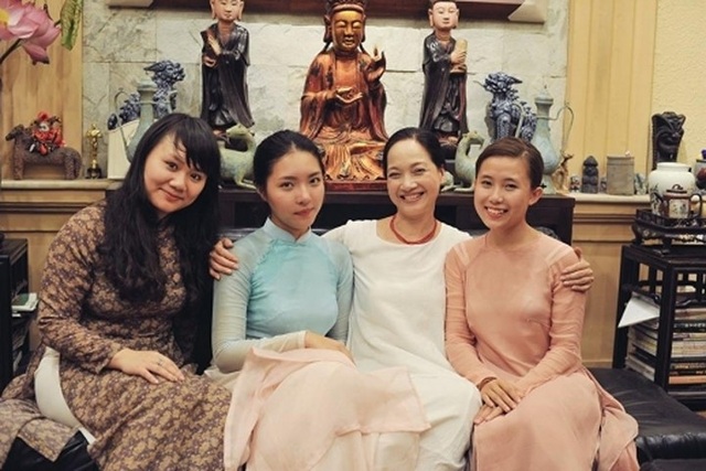 3 nữ diễn viên chính phim “Mùa hè chiều thẳng đứng” sau 18 năm - 12 Nghệ sĩ Lê Khanh và con gái (áo dài xanh)