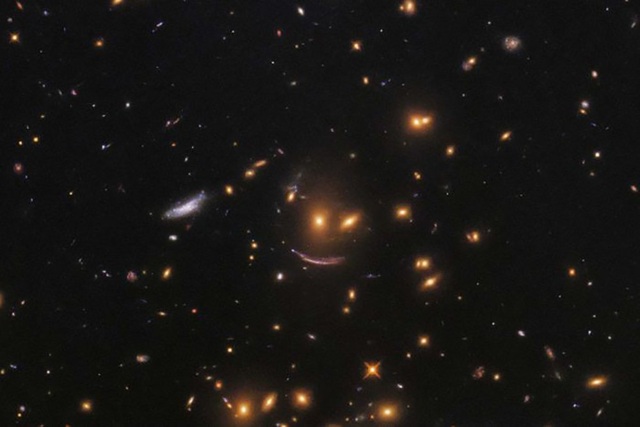 Kính viễn vọng Hubble phát hiện “bộ mặt cười ma quái” giữa vũ trụ - 1 Hình ảnh “nụ cười ma quái” trong vũ trụ được kính viễn vọng Hubble của NASA ghi lại được.