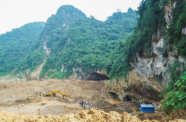 Hơn 100 người đang giải cứu hai phu vàng mắc kẹt trong hang sâu - 1
Vụ việc xảy ra vào rạng sáng ngày 4/11, tại một mỏ vàng khai thác trái phép ở thôn Lộng, xã Thanh Nông, huyện Lạc Thủy, tỉnh Hòa Bình. Thông tin từ cơ quan chức năng, hai người bị mắc kẹt là anh Trương Công Chánh (SN 1992, trú tại thôn Mỹ Đàm, xã Thành Minh, huyện Thạch Thành, tỉnh Thanh Hoá) và anh Bùi Văn Thú (SN 1990, ngụ thôn Đệt, xã Thanh Nông, huyện Lạc Thuỷ).