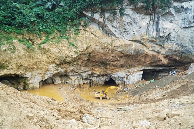 Hơn 100 người đang giải cứu hai phu vàng mắc kẹt trong hang sâu - 2
Ông Bạch Bá Hán, Chủ tịch UBND xã Thanh Nông (Lạc Thuỷ, Hoà Bình) cho biết, đến thời điểm này, nước tại hang vàng ở Thôn Lộng đã được hút cạn. Tuy nhiên, do trong hang còn nhiều bùn đất nên lực lượng chức năng vẫn chưa thể tiếp cận được vị trí 2 phu vàng gặp nạn.