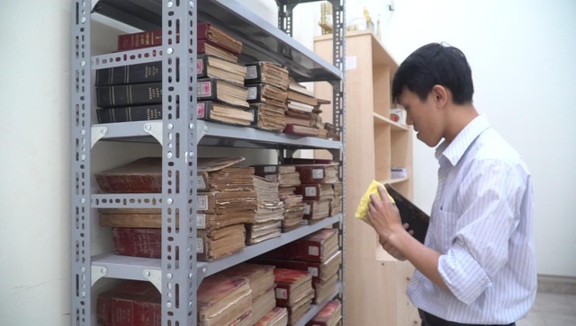 Chuyện đời cay nghiệt của chàng thạc sĩ trẻ “ chạy xe ôm” bị miệt thị vì gương mặt lưỡi cày - 3
Sáng sáng tới thư viện nhỏ để sắp xếp sách