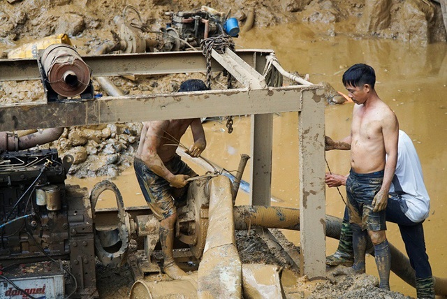 Hơn 100 người đang giải cứu hai phu vàng mắc kẹt trong hang sâu - 3
Tại hiện trường, cơ quan chức năng đã bố trí 03 máy bơm hút nước từ khu vực hang Cột Cờ ra bên ngoài. Địa hình trong hang khá phức tạp nên công tác cứu hộ gặp rất nhiều khó khăn.