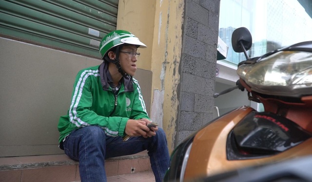 Chuyện đời cay nghiệt của chàng thạc sĩ trẻ “ chạy xe ôm” bị miệt thị vì gương mặt lưỡi cày - 4
Tan làm anh lại là chàng xe ôm “Gab”