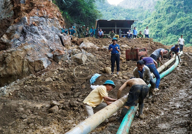 Hơn 100 người đang giải cứu hai phu vàng mắc kẹt trong hang sâu - 5
Cũng theo người phụ nữ này, khu vực xảy ra sự cố là mỏ khai thác vàng đã hoạt động trong thời gian dài.