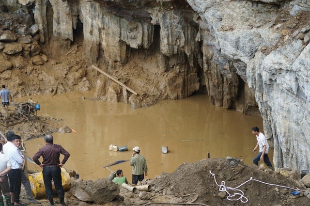 Hơn 100 người đang giải cứu hai phu vàng mắc kẹt trong hang sâu - 9
Khu vực hang vàng hai phu vàng gặp nạn là khu vực khai thác vàng trái phép. Dù đã bị các cơ quan chức năng của UBND xã Thanh Nông và UBND huyện Lạc Thuỷ đình chỉ và xử phạt nhiều lần nhưng điểm khai thác vàng này vẫn tiếp tục hoạt động.