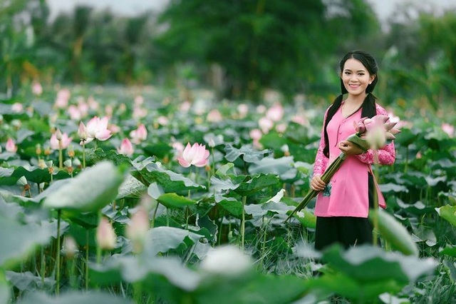 Giới trẻ thoả sức "check in" hồ sen ở vùng cát trắng Ninh Thuận - 7 Các chị em thoả sức “đọ sắc” mặn mà cùng Sen