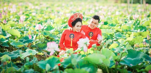 Giới trẻ thoả sức "check in" hồ sen ở vùng cát trắng Ninh Thuận - 4
Hoặc chụp album hình cưới