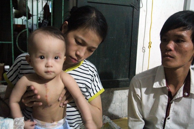 Xót xa vợ chồng trẻ sinh đôi hai bé gái thì "một bé mất, một bé nguy kịch" - 7 Đôi vợ chồng trẻ rất lo cho sự sống đang quá mong manh của Bảo Loan.