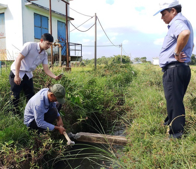 Vụ bò làm lộ "bê tông cốt cây": Truy trách nhiệm giám sát thi công - 1
Công ty cho người đục một số thanh giằng trên kênh mương nhưng không phát hiện thêm tình trạng bê tông cốt cây.