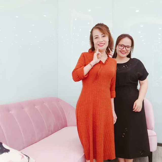 Ngoại hình trẻ trung của cô dâu 61 tuổi sau phẫu thuật thẩm mỹ - 2 Để giúp ngoại hình trẻ trung, chị Sao quyết định thực hiện phẫu thuật cấy mỡ tự thân và làm răng sứ.