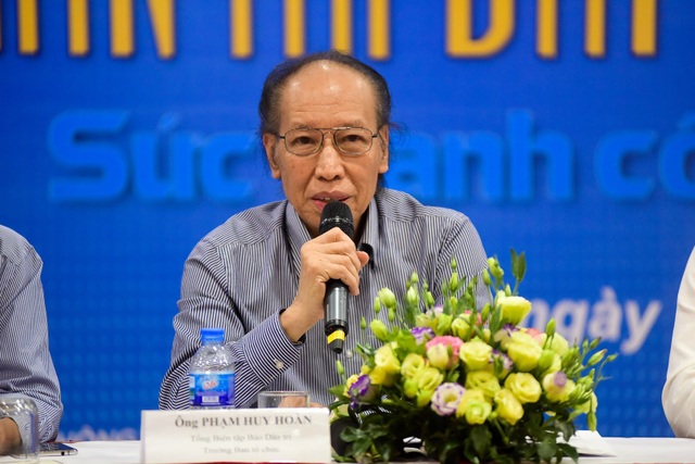 Giải thưởng Nhân tài Đất Việt 2018: Công bố 20 sản phẩm CNTT lọt Chung khảo - 4
Nhà báo Phạm Huy Hoàn trả lời câu hỏi của phóng viên về lĩnh vực Giáo dục trong giải thưởng NTĐV.