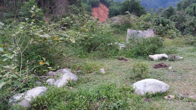 Đường quốc phòng - kinh tế hơn 500 tỷ đồng làm mãi không xong - 10
Những bao xi măng vứt lăn lóc quá lãng phí