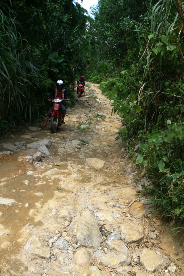 Đường quốc phòng - kinh tế hơn 500 tỷ đồng làm mãi không xong - 3 Nhiều đoạn toàn đá tảng, người dân quen đi lại cũng rất khó khăn để vượt qua