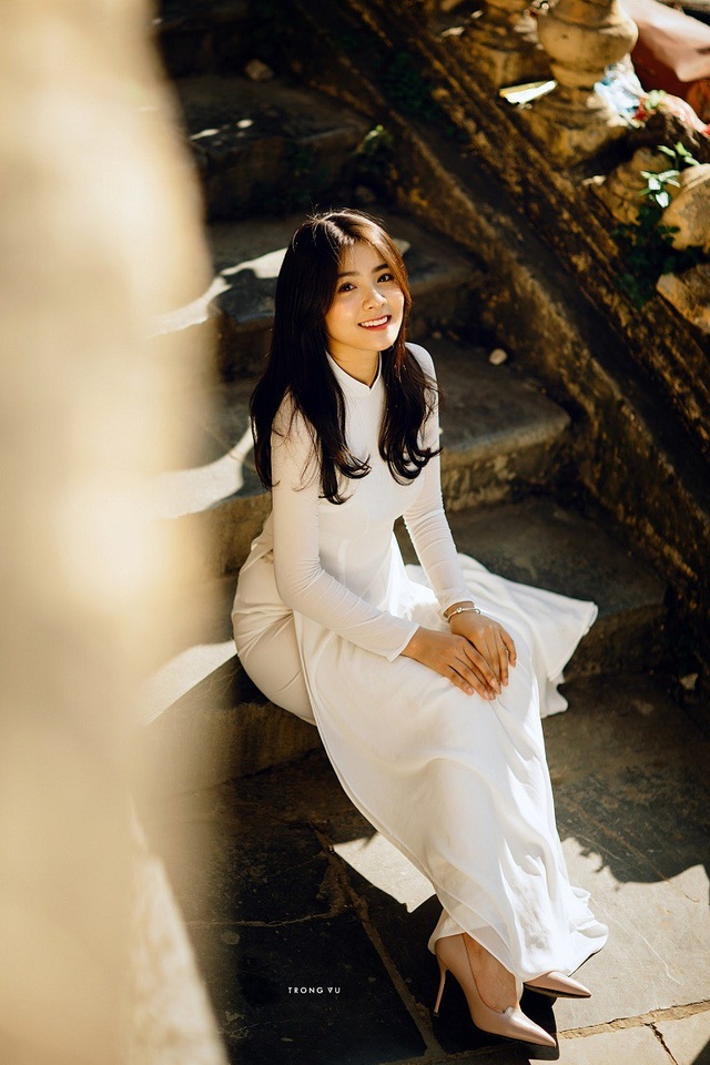 "Hot girl áo dài" Bắc Ninh lại gây thương nhớ trong bộ ảnh cuối thu - 8 Được biết hiện tại Thu Giang đang theo học kinh doanh đồ gỗ và sắp tới đây nữ hot girl quê Bắc Ninh sẽ lên xe hoa về nhà chồng.