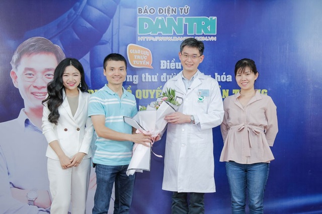 Tư vấn trực tuyến: Điều trị ung thư đường tiêu hóa - Phác đồ quyết định phần thắng - 1
Phó Tổng biên tập Phạm Tuấn Anh tặng hoa TS.BS Zee Ying Kiat - bác sĩ cao cấp chuyên khoa Ung bướu hàng đầu Singapore, Bệnh viện ĐKQT Thu Cúc