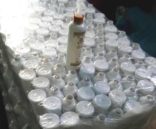 Sản xuất mỹ phẩm dỏm, lại còn dán tem "chống hàng giả" - 2 Hàng ngàn chai nhựa để sản xuất sữa dưỡng thể trắng da “dỏm” bị phát hiện