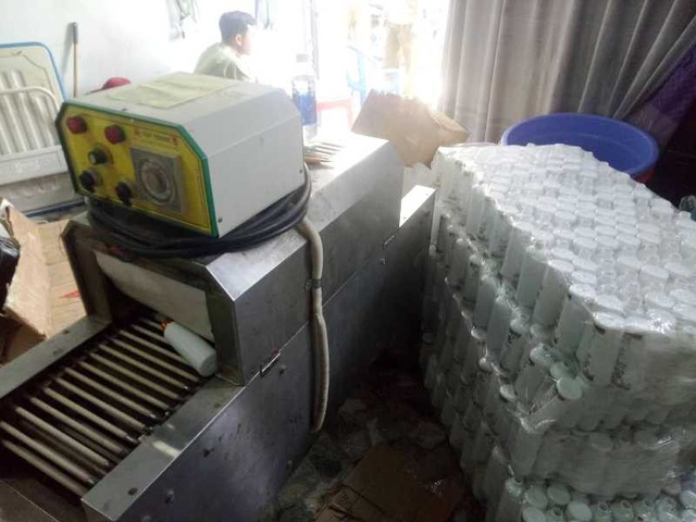 Sản xuất mỹ phẩm dỏm, lại còn dán tem "chống hàng giả" - 3 Tang vật vi phạm bị lực lượng chức năng tạm giữ