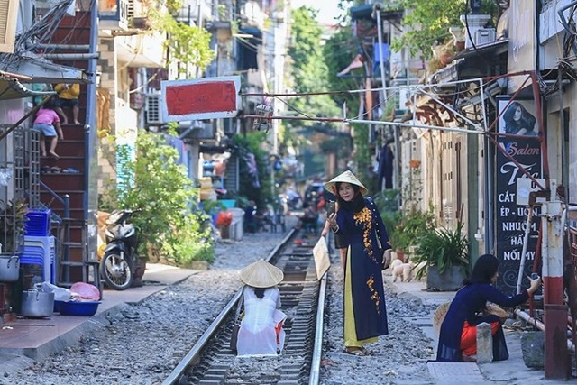 Những hình ảnh về phố đường tàu ''độc và lạ'' giữa lòng Hà Nội - 13 Những hình ảnh về phố đường tàu ''độc và lạ'' giữa lòng Hà Nội - 13