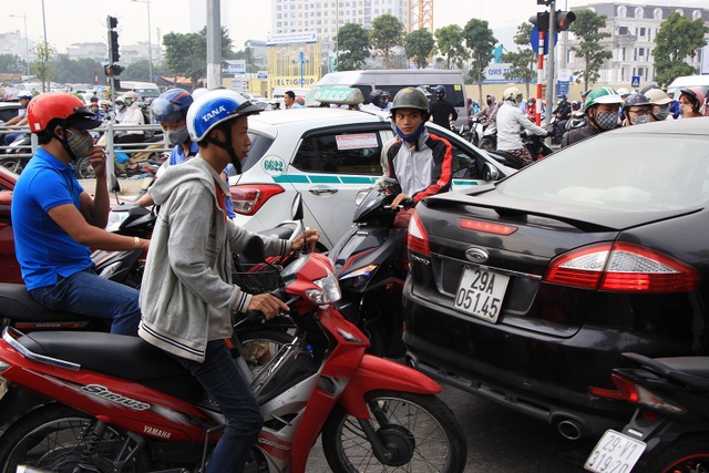 Lạ lùng cảnh hàng trăm người dắt xe máy ngược chiều đối phó CSGT ở Hà Nội - 12
Điểm đen giao thông trên đường Tố Hữu - Nỗi khổ của người dân mỗi khi phải ra đường đi làm vào buổi sáng.
