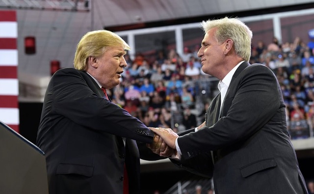 Điều gì xảy ra nếu đảng của ông Trump mất quyền kiểm soát Hạ viện? - 1
Tổng thống Trump bắt tay lãnh đạo đa số tại Hạ viện Kevin McCarthy. (Ảnh: Getty)