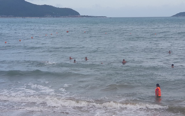 Nha Trang: Mùa biển động, khoanh vùng phao an toàn cho du khách tắm biển - 1 Du khách và người dân tắm trong vùng thả phao an toàn đoạn bờ biển phía đông đường Phạm Văn Đồng, TP Nha Trang