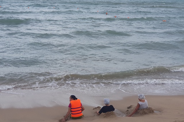 Nha Trang: Mùa biển động, khoanh vùng phao an toàn cho du khách tắm biển - 2 Nha Trang: Mùa biển động, khoanh vùng phao an toàn cho du khách tắm biển - 2