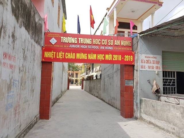 Kiểm điểm, làm rõ trách nhiệm Phó hiệu trưởng túm tóc, dúi đầu học sinh vào tường - 1
Phó hiệu trưởng trường THCS An Hồng (huyện An Dương, TP. Hải Phòng) bị người nhà học sinh “tố” túm tóc, dúi đầu học sinh vào tường.