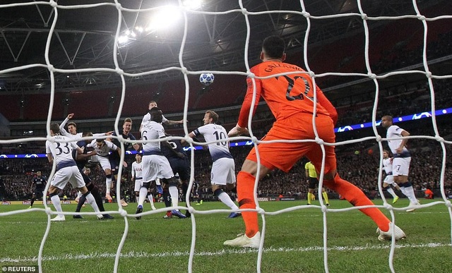Harry Kane giúp Tottenham nuôi hy vọng đi tiếp ở Champions League - 20
Totteham giành 3 điểm trên sân nhà nhờ sự tỏa sáng của Kane ở 12 phút cuối trận