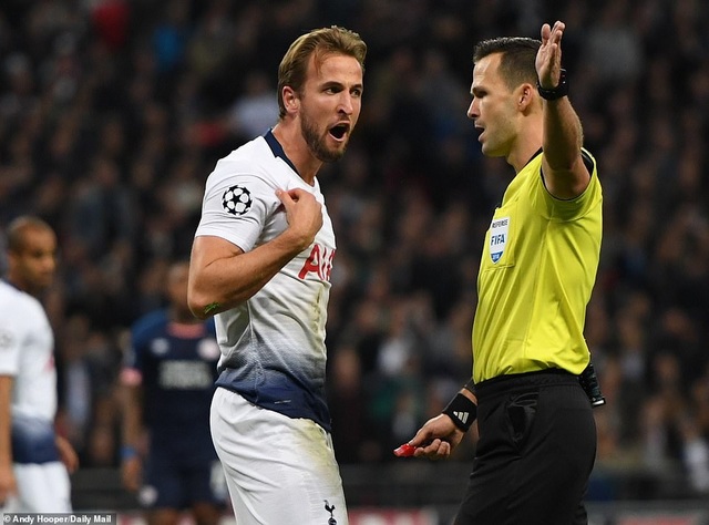 Harry Kane giúp Tottenham nuôi hy vọng đi tiếp ở Champions League - 12
Kane trong tình huống không hài lòng với quyết định của trọng tài
