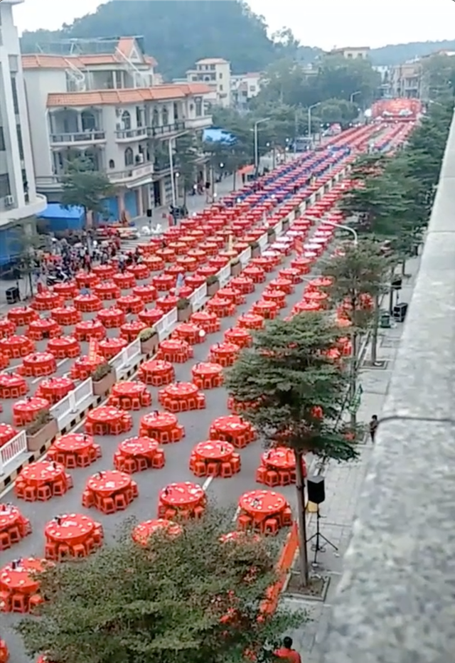 Đám cưới siêu khủng với hàng nghìn bàn tiệc “chảy dài” hết con đường tại Trung Quốc - 1 Đám cưới siêu khủng với hàng nghìn bàn tiệc “chảy dài” hết con đường tại Trung Quốc - 1