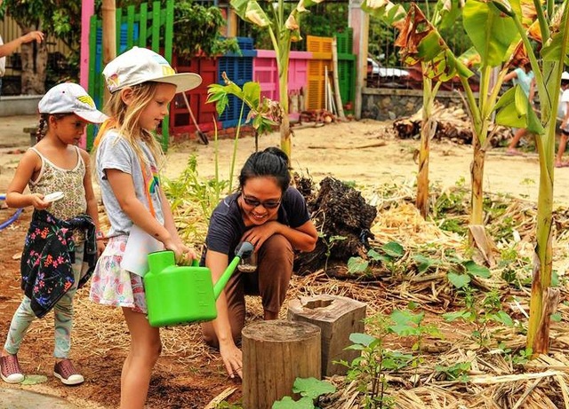 Đến Triêm Tây nghe cô gái Hà Nội kể câu chuyện sống theo quy luật của tự nhiên - 4 Những đứa trẻ người nước ngoài cũng rất thích thú vớiTriêm Tây, “An Nhiên farm”.