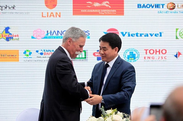 Hà Nội chính thức tổ chức đua xe F1 trong 10 năm - 3
Ông Nguyễn Đức Chung bắt tay ông Chase Carey - Chủ tịch kiêm Tổng giám đốc F1