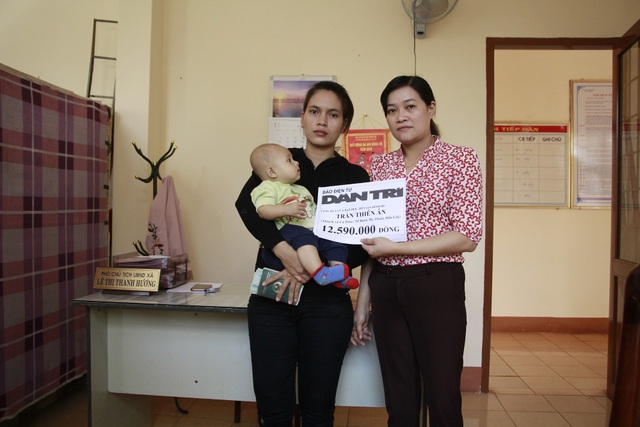 Trao tiếp trên 12 triệu đồng đến bé trai 6 tháng tuổi mắc bệnh ung thư máu - 1 Bà Lê Thị Thanh Hương – Phó Chủ tịch UBND xã Cư Êbur thay mặt báo Dân trí gửi trao số tiền 12.590.000 đồng đến gia đình bé Thiên Ân