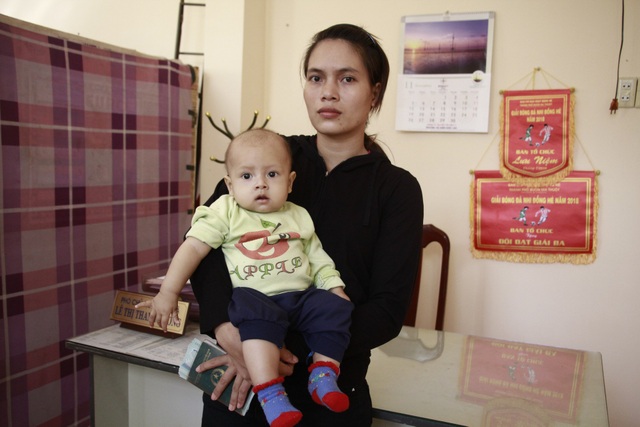Trao tiếp trên 12 triệu đồng đến bé trai 6 tháng tuổi mắc bệnh ung thư máu - 2 Bé Thiên Ân xanh xao và sụt ký sau nhiều lần vào hóa chất