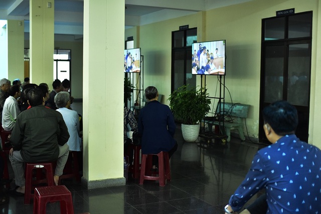 Chủ tịch TPHCM: “Tôi không vì lợi ích của người dân thì vì cái gì?” - 5 Người dân Thủ Thiêm theo dõi diễn biến cuộc gặp gỡ với lãnh đạo TP qua màn ảnh