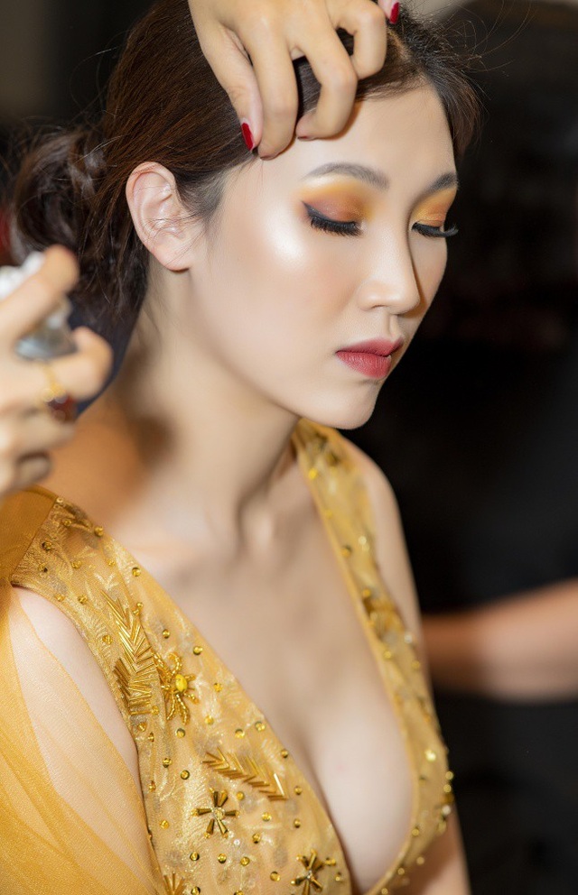Phí Thùy Linh sinh năm 1988, từng lọt top 10 Hoa hậu Việt Nam 2010, cùng năm với Hoa hậu Ngọc Hân. Sau thành tích này, cô không tham gia showbiz mà xây dựng gia đình với doanh nhân Mạnh Cường sau thời gian dài tìm hiểu.