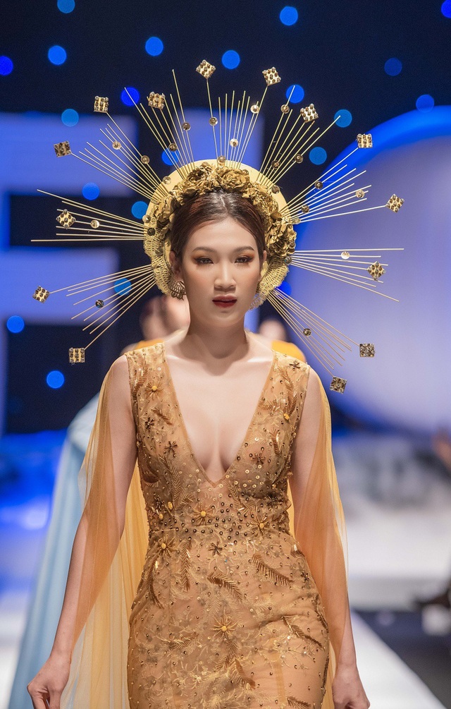 Hoa hậu Áo dài Phí Thùy Linh thu hút sự chú ý của hàng trăm khán giả khi xuất hiện ở vị trí vedette trong một show thời trang tại Hà Nội. Cô diện bộ đầm ánh kim được đính kết hàng trăm viên đá tỉ mỉ.